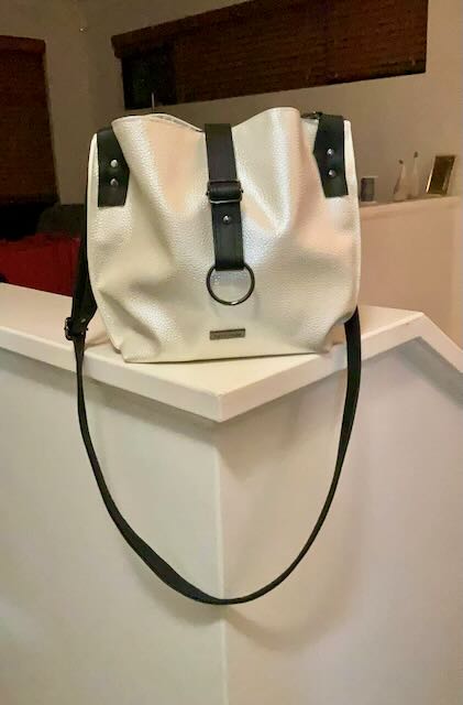 Hinterland bag in pearl and white